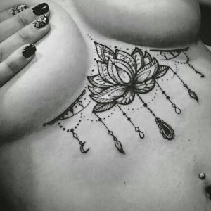 tatuagem abaixo do peito